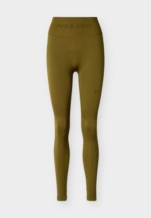 Κολάν Nike Pro σε ελιά πράσινο με ψηλή μέση, ομαλή υφή και ριμπ λεπτομέρειες στους μηρούς. Διακριτικό λογότυπο Nike στο κάτω μέρος του ποδιού.
