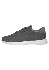 Chaussure de sport grise avec une tige en mesh texturé, des lacets plats, un bout arrondi et une semelle en caoutchouc blanche. L'arrière comporte un accent en tissu gris légèrement texturé.