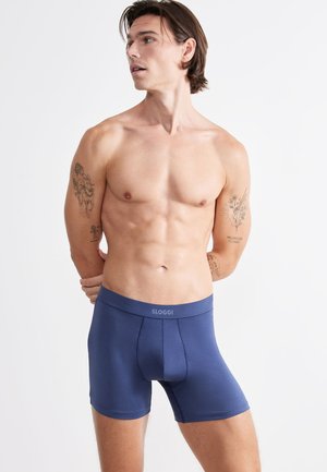 Herren Boxer-Shorts von SLOGGI in Marineblau, aus dehnbarem Stoff, enganliegendes Design, glatte Textur, breiter Bund mit Logo, mittellange bis zum Oberschenkel.
