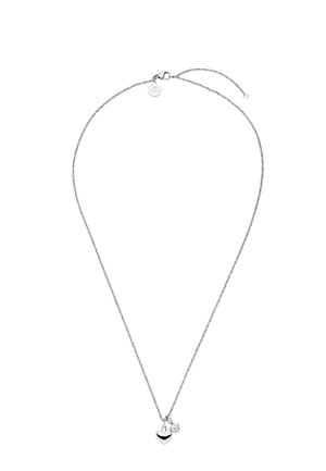 Silberne Halskette mit einer kleinen herzförmigen Schlaufe und einem klaren, runden Edelstein-Anhänger auf weißem Hintergrund.