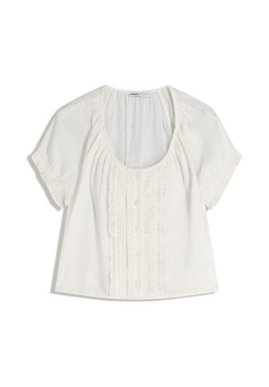 Bílá bavlněná halenka s kulatým výstřihem, krátkými rukávy, knoflíky vpředu a záhybkovým volánem uprostřed. Hladká textura.