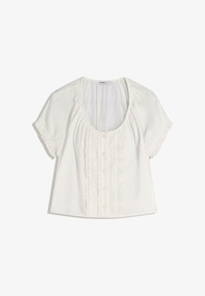 Bílá bavlněná halenka s kulatým výstřihem, krátkými rukávy, knoflíky vpředu a záhybkovým volánem uprostřed. Hladká textura.