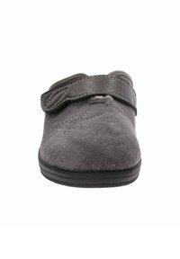 Pantofole in suede grigio con un design trapuntato, ampia parte anteriore, cinturino regolabile nero e suola in gomma nera per grip e comfort.