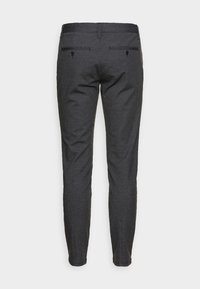 Pantaloni slim-fit grigio scuro con un sottile motivo a scacchi, due tasche posteriori a welt con bottone e passanti per cintura, mostrati da dietro su uno sfondo bianco.