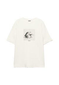 Biela krátka tričko s krátkym rukávom so čierno-bielou potlačou pier a hrušiek, malými postavičkami v pohybe a textom "VYTVÁRAJTE UMENIE" pod obrázkom.