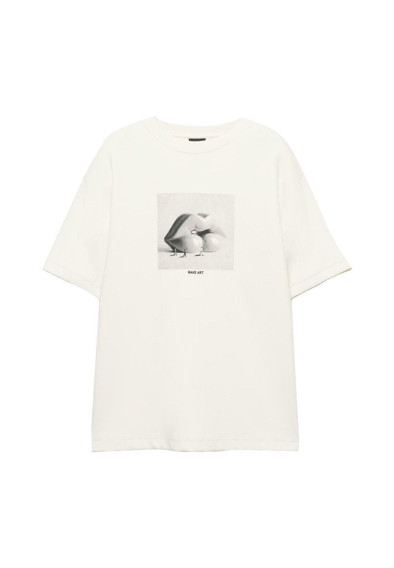 Biela krátka tričko s krátkym rukávom so čierno-bielou potlačou pier a hrušiek, malými postavičkami v pohybe a textom "VYTVÁRAJTE UMENIE" pod obrázkom.