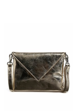 Metalen gouden clutch tas met een envelopvorm, getextureerd leer, afneembare riem en hoekige flapsluiting. Gladde oppervlakte en glanzende afwerking.