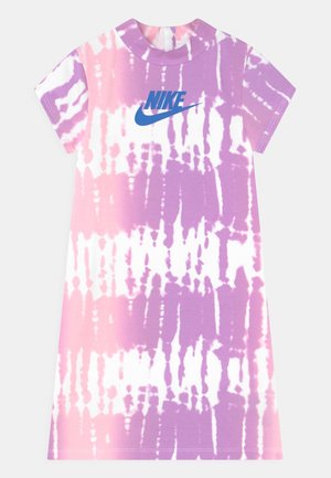 Nike-jurk met korte mouwen, knielengte, met roze en paarse tie-dye print en blauw Nike-logo op de borst.