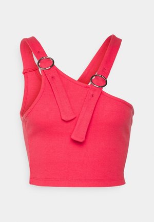 Top corto rosa brillante con tejido acanalado y dos tirantes ajustables con hebillas de anilla metálica plateada.