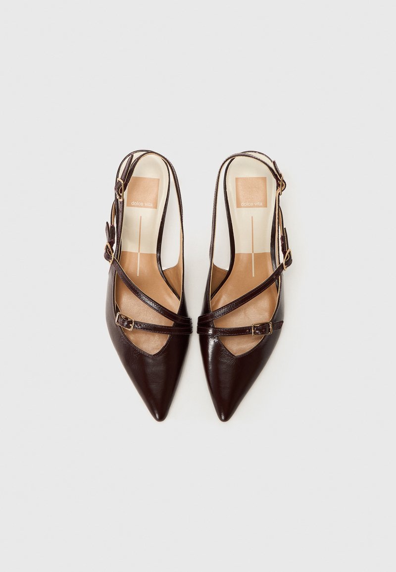 Tacones slingback de cuero marrón con punteras puntiagudas, correas cruzadas y detalles de hebilla. Textura suave con un acabado mate.