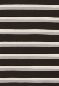 Czarna tkanina z poziomymi paskami o naprzemiennych szerokościach w jasnoszarym i białym kolorze, gładka tekstura, jednolity wzór.