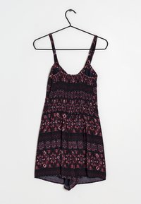 Svart och röd mönstrad jumpsuit med tunna band och smockad bodice, med blommönster och en löst samlad nederdel.