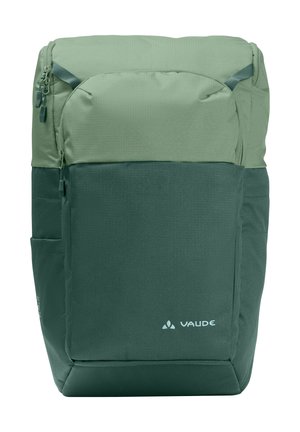 Mochila rectangular bicolor verde con bolsillo frontal con cremallera y ranura lateral, con el logotipo de Vaude en el panel frontal inferior.