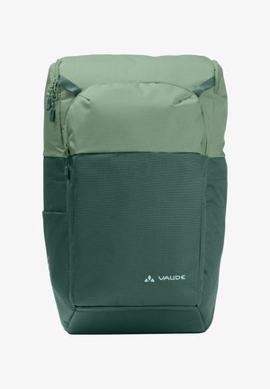 Zaino rettangolare verde a due tonalità con tasca frontale con cerniera e fessura laterale, con logo Vaude sul pannello anteriore inferiore.