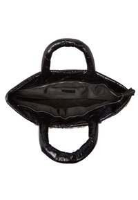 Černá prošívaná kabelka s dvěma polstrovanými uchy, zipovým zavíráním a hladkým vnitřkem. Uvnitř se nachází kapsa a lesklá úprava.