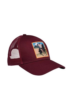Casquette de baseball en mesh marron avec une visière courbée et un écusson frontal montrant une personne chevauchant un cheval noir avec un paysage montagneux en arrière-plan.