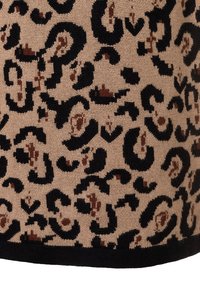 Beige Strickstoff mit einem schwarz-braunen Leopardenmuster, das eine weiche Textur aufweist, und einem schwarzen Strickrand am unteren Rand.