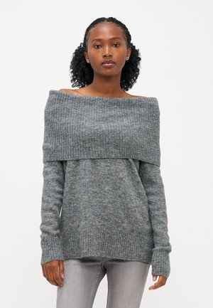Grijze off-the-shoulder trui met een ribbelpatroon, lange mouwen en een losse pasvorm; gemaakt van een zachte gebreide stof.
