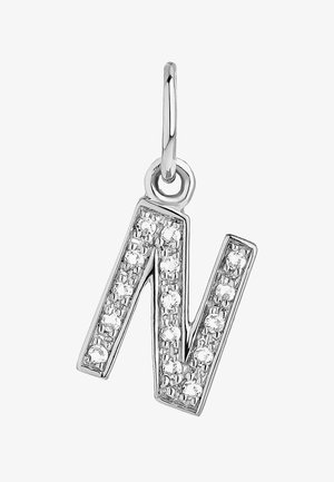 Colgante de plata en forma de letra "N" incrustado con piedras transparentes brillantes, con un lazo para su sujeción, con detalles pulidos y forma geométrica.