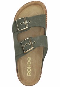 Sandal con_platforma in suede verde, dotato di due cinturini regolabili con fibbie metalliche, suola in pelle marrone e soletta testurizzata con branding dorato.