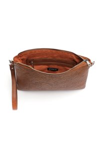 Braune Leder-Clutch mit geprägtem Blumenmuster, Reißverschluss und braunem Stofffutter. Verfügt über einen seitlichen Handgelenkriemen und eine Innentasche.