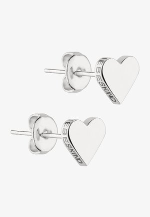 Sølv hjerteformede stud øreringe med en poleret overflade og indgraveret "BESKIND" på siden. Simpelt design med en post-back lukning.