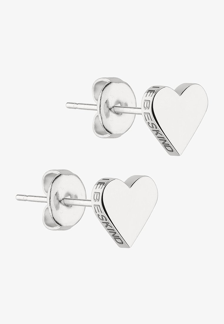 Silverfärgade hjärtformade stiftörhängen med en polerad yta och graverad "BESKIND" på sidan. Enkelt design med bakre stiftfäste.