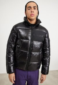 Calvin Klein - GLOSSY HIGH SHINE QUILT JACKET - Téli dzseki - black Miniatűr kép 1