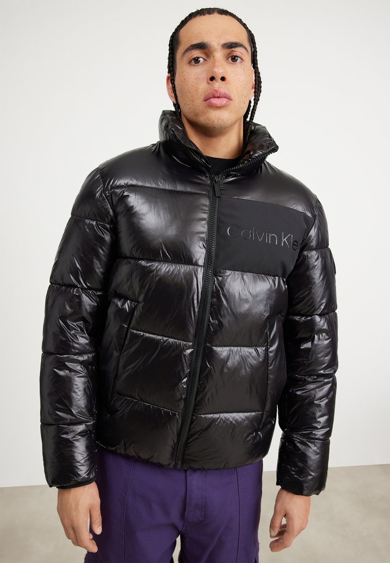 Calvin Klein - GLOSSY HIGH SHINE QUILT JACKET - Vinterjacka - black, Förstora