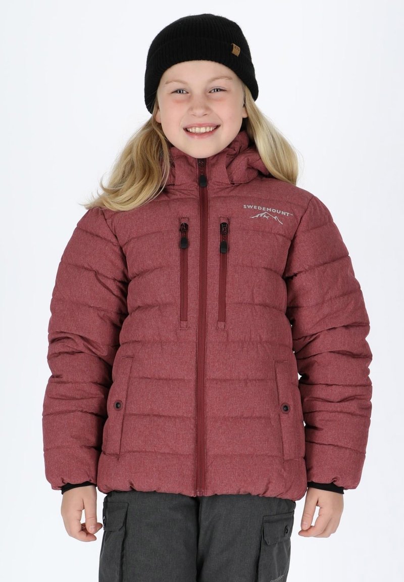 Giubbotto imbottito color bordeaux con design trapuntato, tasche sul petto con zip e colletto alto. Abbinato a un berretto di lana nera.