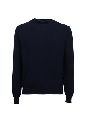 Tmavomodrý sveter s dlhými rukávmi a okrúhlym výstrihom, so rebrovanými manžetami a lemom, zdobený malým vyšívaným logom na ľavej strane hrudníka.