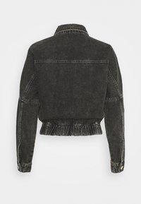 Černá vybledlá denimová bunda s elastickým pasem a knoflíkovými manžetami, zobrazená zezadu na bílém pozadí.