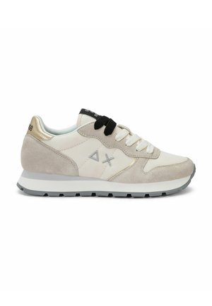 Sneaker beige e bianca con dettagli in suede, lacci bianchi e neri, dettaglio dorato sul tallone e suola grigia, mostrata di lato su sfondo bianco.