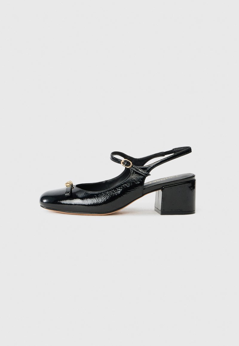 Musta patentoitu nahkainen slingback-kengä, jossa on pyöristetty kärki, nilkkaremmi ja kultainen yksityiskohta. Kengässä on loivan korko ja teksturoitu pinta.