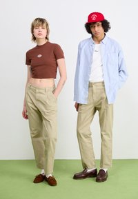 Service Works DRILL WAITER PANT UNISEX - Παντελόνι - khaki