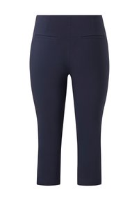 Pantaloni capri blu navy, realizzati in un tessuto morbido e elasticizzato. Presentano tasche posteriori e una vestibilità su misura, con una lunghezza che arriva poco sotto il ginocchio.