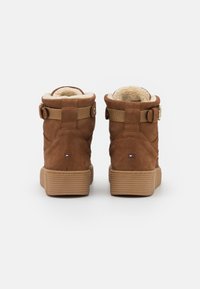 Tommy Hilfiger Bottines à plateau - cognac