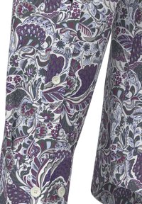 Pantaloni a fantasia con un motivo floreale in viola, verde e blu su uno sfondo bianco; includono bottoni ai polsini.