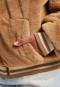 Karl Kani METAL SIGNATURE OS FUR FULL ZIP - Fleecejacka - sand