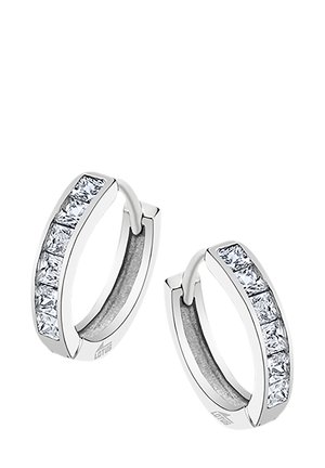 Boucles d'oreilles en argent en forme de créole, ornées d'une rangée de sept pierres en zircon cubique transparent rectangulaires le long d'un bord. Finition en métal lisse.