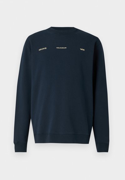 Námořnický crewneck svetr vyrobený z bavlny, s zlatým textem na přední straně. Jednoduchý design s dlouhými rukávy a žebrovanými manžetami.