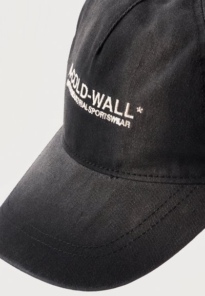 Μαύρο καπέλο baseball με λευκό κεντημένο κείμενο "M COLD-WALL * INDUSTRIAL SPORTSWEAR" στο μπροστινό πάνελ.