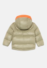 Giacca imbottita di un verde oliva chiaro con una fodera arancione nel cappuccio. Presenta un cappuccio rotondo e polsini elasticizzati, offrendo calore e comfort.