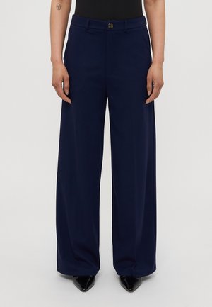 Navy broek met brede pijpen, een soepele textuur, een knoopsluiting en een hoge taille. Heeft een getailleerde pasvorm en minimale accenten.