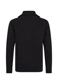 Svart stickad tröja med hög krage, ribbad textur, långa ärmar och en åtsittande midja. Bakifrån syns inga utsmyckningar.