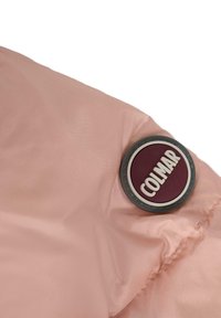 Giacca rosa chiaro con texture liscia; presenta un patch circolare bordeaux e bianco con la scritta "COLMAR" sulla spalla sinistra.