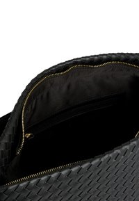 Borsa a tracolla in pelle nera intrecciata con zip dorata, dotata di un interno foderato in tessuto e una tasca con zip per l'organizzazione.