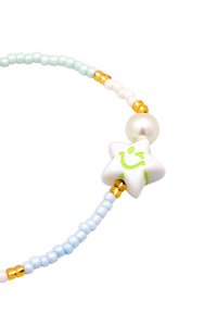 Bunte Perlenarmband mit pastellblauen, grünen und goldenen Perlen, einer weißen Sternperle mit einem grünen Smiley-Gesicht und einem Perlenakzent.
