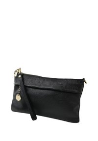Zwarte leren clutch met textuur, ritssluiting, polsbandje en klein rond charm detail. Compacte en rechthoekige vorm.