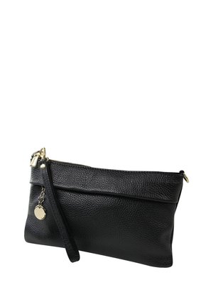 Zwarte leren clutch met textuur, ritssluiting, polsbandje en klein rond charm detail. Compacte en rechthoekige vorm.